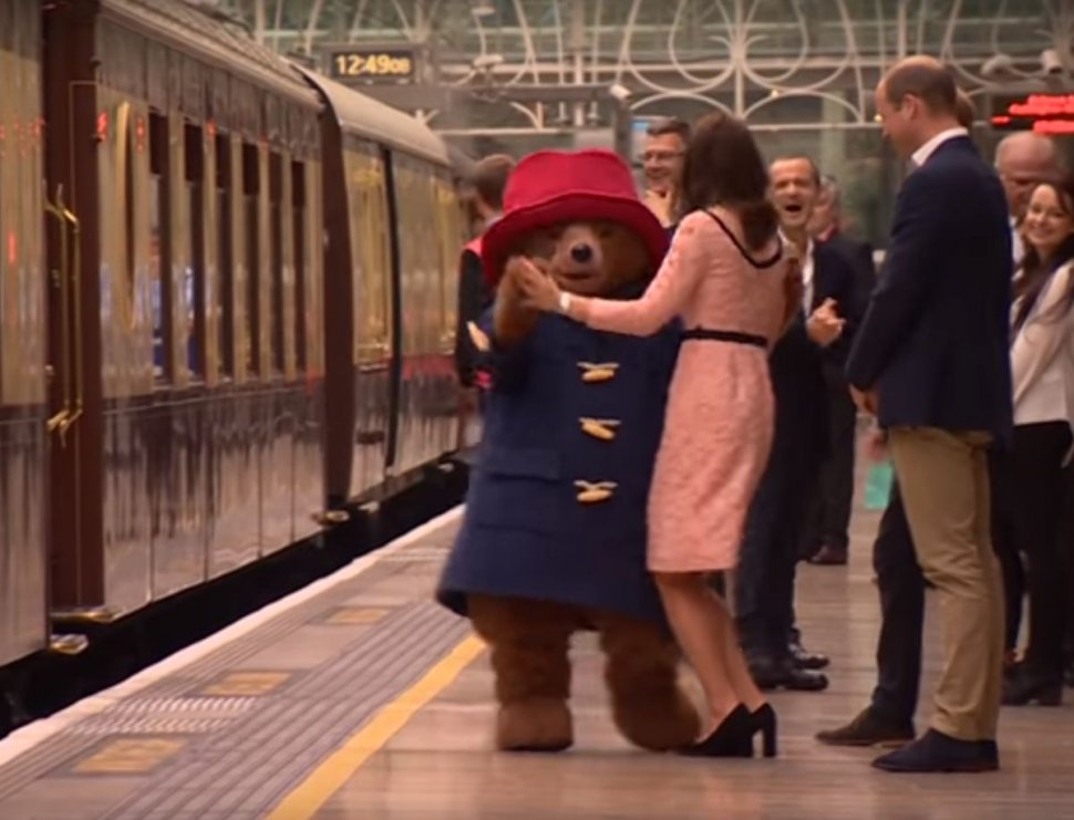 Însărcinată cu cel de-al treilea copil, Kate Middleton a dansat cu ursuleţul din Paddington - VIDEO