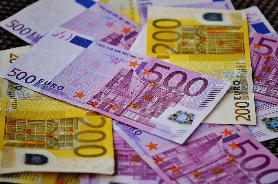 O româncă a aruncat din greșeală la gunoi 9.000 de euro. Ce s-a întâmplat cu banii 