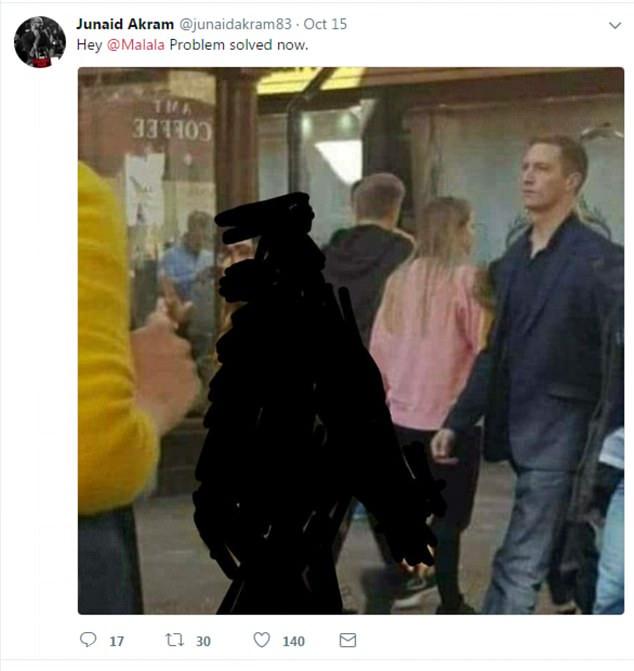 Malala Yousafzai i-a înfuriat pe musulmani. Cum a fost fotografiată la Oxford laureata Premiului Nobel pentru Pace. „Uitați-vă la ipocrita asta!” - FOTO 485714