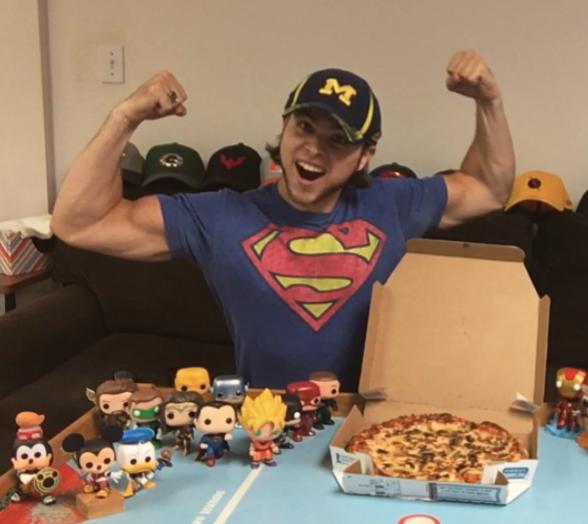 A acceptat să mănânce în fiecare zi, timp de un an, câte o pizza! Uite câte kilograme are bărbatul acum și cum a ajuns să arate 485967