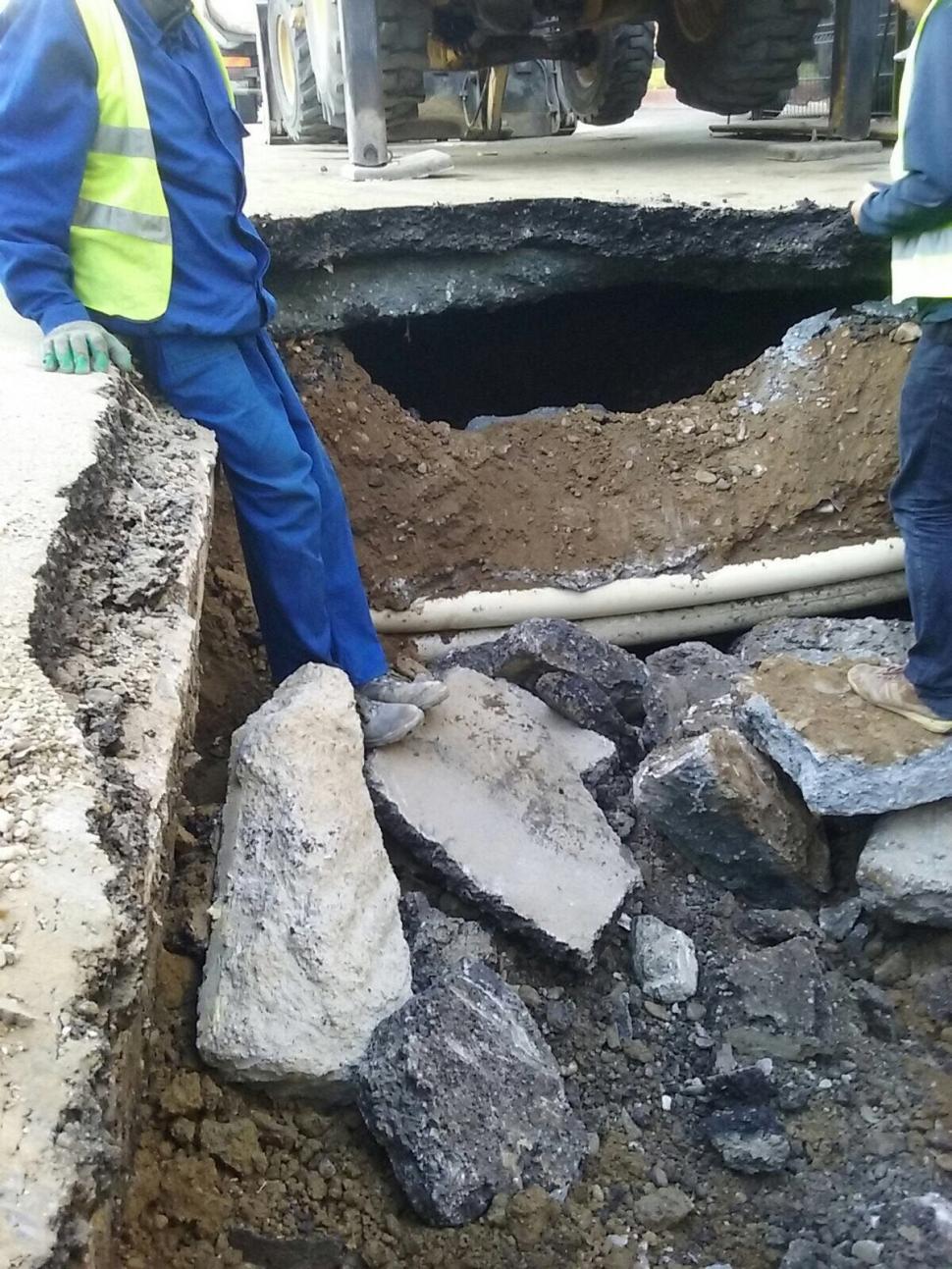 Trafic restricționat pe șoseaua Mihai Bravu din Capitală. Apa Nova București înlocuiește un canal colector vechi de 90 de ani care a cedat 485974