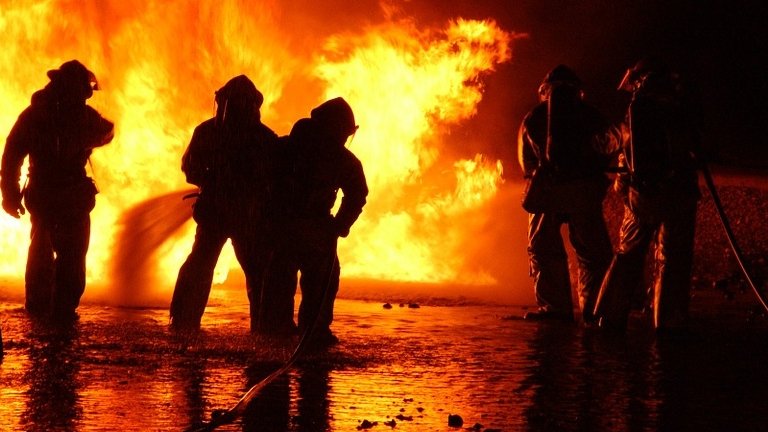Incendiu puternic în Cluj. Zeci de persoane au fost evacuate