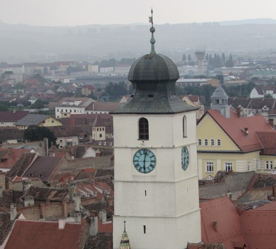 Paznicul de la Turnul Sfatului, din Sibiu, a încuiat noaptea turiştii în turn, a stins lumina şi-a plecat acasă. Ce au făcut oamenii apoi