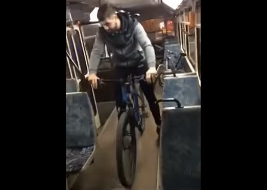 Tânăr filmat în timp ce distruge un tramvai, la îndemnul unei fete - VIDEO