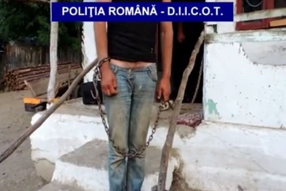 Crimă groaznică după drama sclavilor de la Berevoiești. Unul dintre bărbații ținuți în lanțuri și-a ucis tatăl