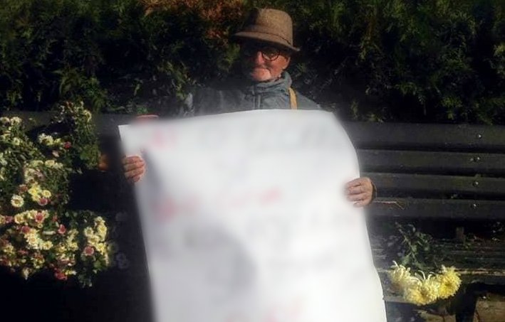Acest bătrânel din Iași a stârnit lacrimi de emoție pe chipul trecătorilor. Ce a putut să scrie pe pancartă - este o lecție de viață