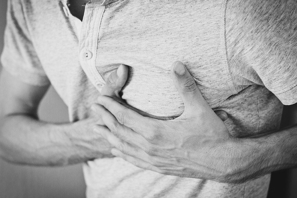 Ce simți în timpul unui infarct. Semnele care îți pot salva viața