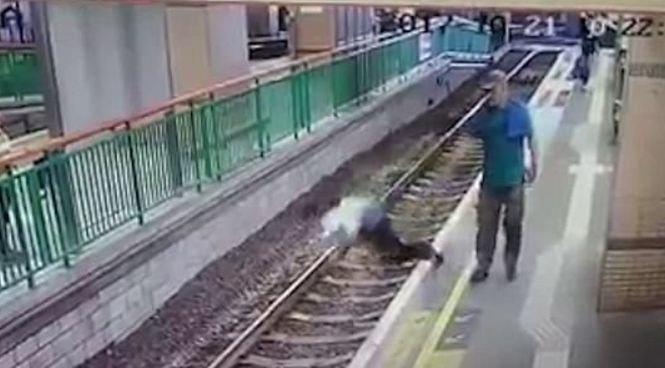 Era în gară când un bărbat a trecut pe lângă ea și a împins-o pe șinele de tren. Ce a urmat - VIDEO