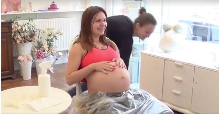 I-a spus prietenei sale însărcinate să-i facă o vizită. Când femeia a ajuns, a așezat-o pe scaun și i-a cerut să-și dea jos bluza. Când a înțeles ce urmează, viitoarea mămică a început să plângă (FOTO) 486719