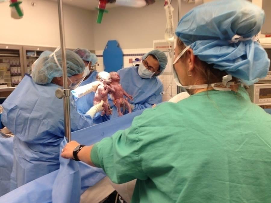 Era gravidă cu gemeni și a mers la spital când a crezut că i-a venit sorocul. Ce a găsit medicul în burta ei e absolut uimitor! Imaginea face înconjurul lumii 486993