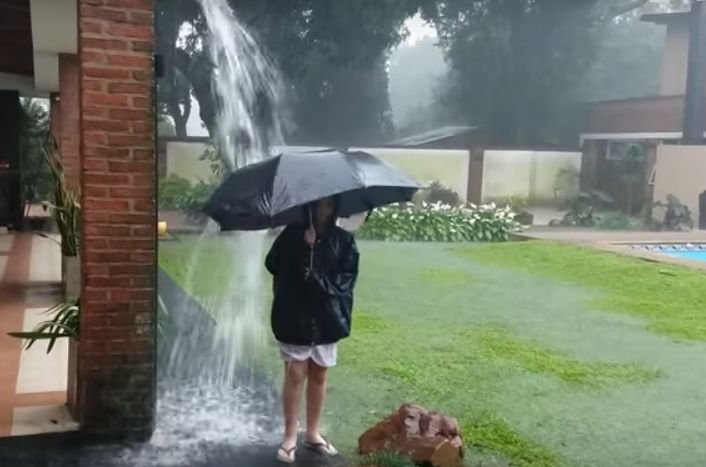 Mama își filma copilului jucându-se în ploaie, când ceva cumplit s-a întâmplat: „Dumnezeule!” (VIDEO)