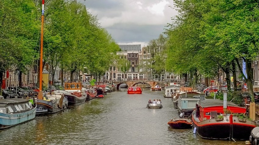 Turiştii pun în dificultate autorităţile din Amsterdam. Ce strategie au adoptat olandezii, pentru a nu-i da afară pe vizitatori