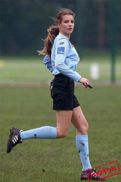 Aceasta este cea mai frumoasă femeie arbitru din lume. Greu să joci fotbal când este pe teren - GALERIE FOTO 487262