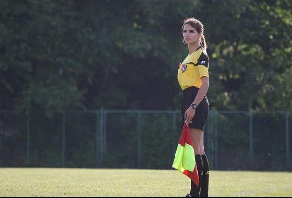 Aceasta este cea mai frumoasă femeie arbitru din lume. Greu să joci fotbal când este pe teren - GALERIE FOTO 487264