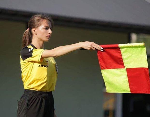 Aceasta este cea mai frumoasă femeie arbitru din lume. Greu să joci fotbal când este pe teren - GALERIE FOTO 487266