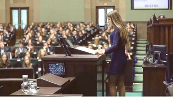 Aceasta este cea mai frumoasă femeie arbitru din lume. Greu să joci fotbal când este pe teren - GALERIE FOTO 487267