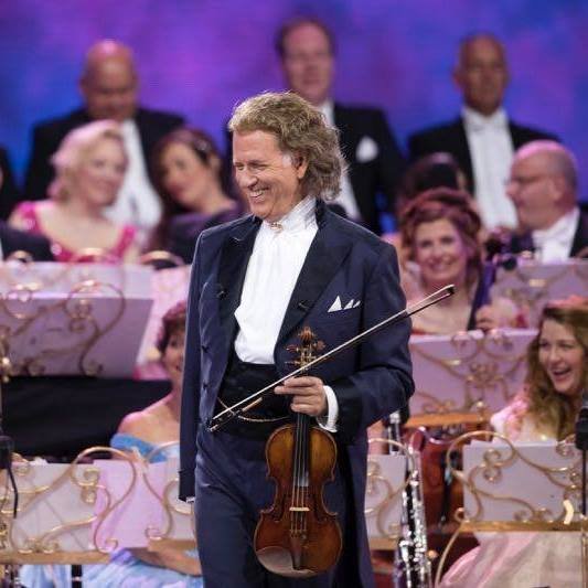 Celebrul violonist André Rieu, amendă uriașă pentru că s-ar fi folosit de copiii români în concerte. Artistul contestă decizia autorităților-VIDEO