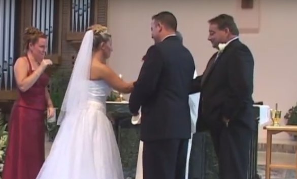 Preotul trebuia să îi declare căsătoriți, dar mirele s-a întors și a văzut ceva care a făcut toată biserica să râdă - VIDEO