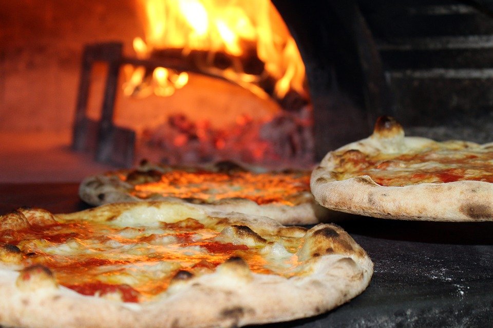 Restaurantul în care Protecția Consumatorilor a găsit pizza vegetariană cu gândaci