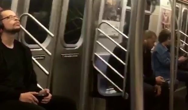 S-a urcat în metrou și tot drumul s-a uitat în tavan. Când oamenii și-au dat seama ce făcea, au scos imediat telefoanele (VIDEO)