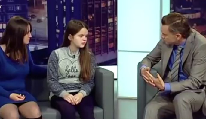 Umilință pentru o fată de 12 ani! Minora a fost obligată de un show TV să stea față în față cu tatăl și frații care au violat-o - VIDEO