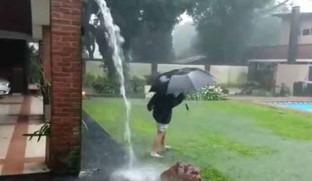 Un copil și-a luat umbrela și a ieșit să se joace în ploaie. Ce a urmat este de groază - VIDEO