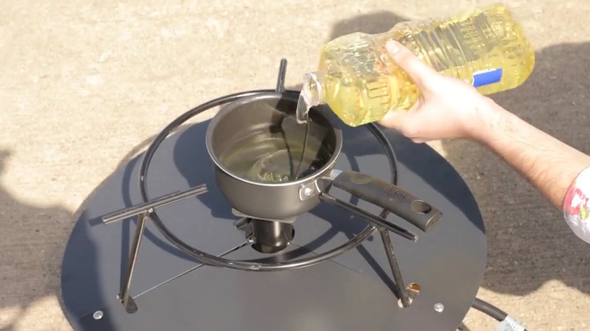 VIDEO. Ce se întâmplă dacă torni apă peste o cratiță în care a luat foc uleiul. Data viitoare nu vei mai încerca așa ceva!