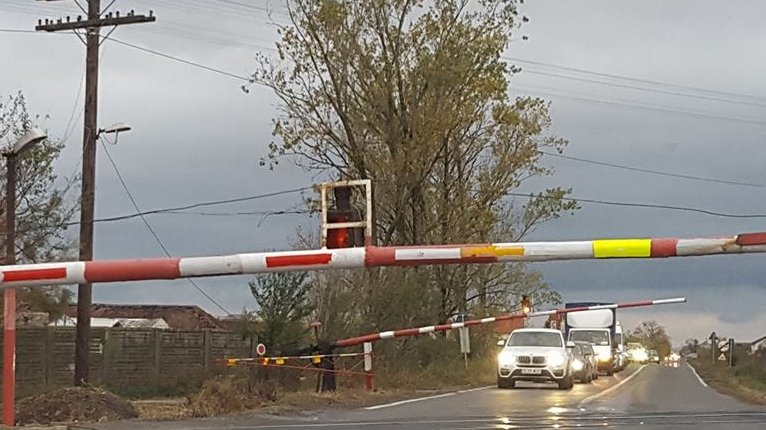 O barieră de cale ferată de lângă Timișoara, semnalizată cu o lumânare