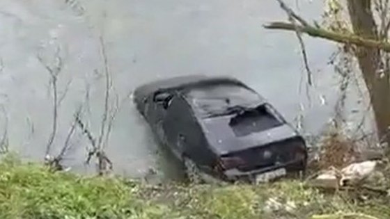 Accident incredibil. Un șofer a sărit cu mașina direct într-un râu iar ce a urmat întrece orice imaginație-VIDEO