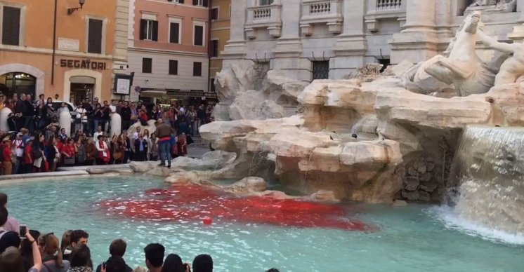 O importantă atracție turistică din Roma a fost vandalizată. Ce a făcut un bărbat în semn de protest - VIDEO