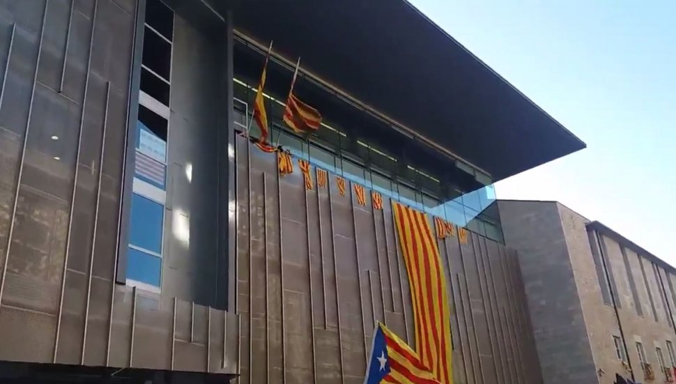 Spania fierbe! Steagul spaniol, înlocuit cu cel catalan la Primăria din Girona - VIDEO