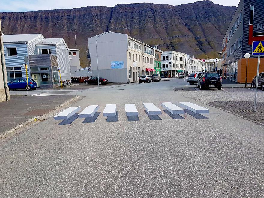 Străzile dintr-un orășel din Islanda sunt un adevărat coșmar pentru șoferi. Toți intră în panică când ajung la semafor (FOTO + VIDEO)