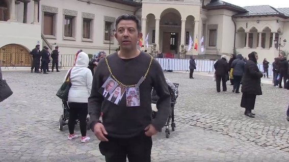 Un cunoscut regizor român, protest extrem faţă de vizita Patriarhului Kiril. S-a tăiat la mână în fața Patriarhiei Române - VIDEO