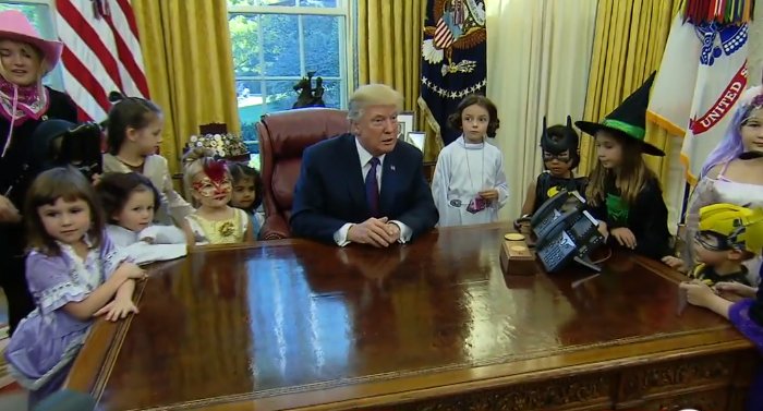 Imagini inedite cu Donald Trump. Președintele Statelor Unite a primit colindători la Casa Albă și a sărbătorit Halloween-ul în avans - VIDEO