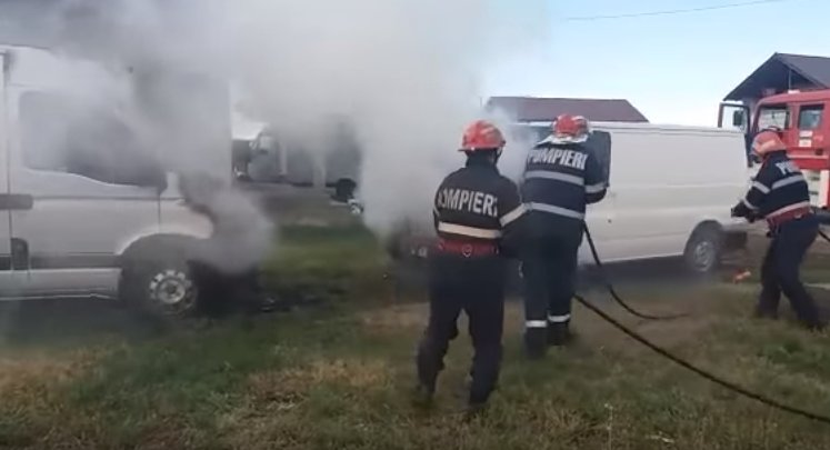 Incendiu în județul Olt. Două autoutilitare au luat foc. Autoritățile intervin de urgență - VIDEO