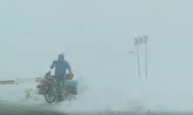 Apariție bizară pe Transfăgărăşanul acoperit de nămeţi. Toţi au rămas cu gura căscată - VIDEO 487963