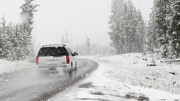 Iarna își face apariția în România. Drumuri închise și copaci căzuți pe șosele din cauza vântului puternic