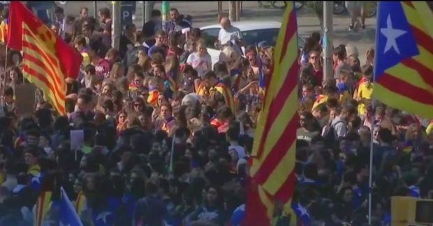 Mii de persoane au ieșit în stradă la Barcelona și manifestează împotriva declarării independenţei Cataloniei 487967