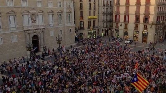Mii de persoane au ieșit în stradă la Barcelona și manifestează împotriva declarării independenţei Cataloniei