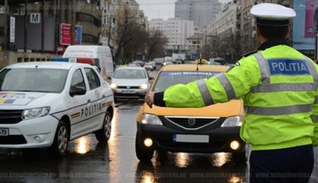 Un bărbat a fost oprit în trafic pentru control în zona Pieţei Presei Libere din București. Ce au găsit poliţiştii asupra lui