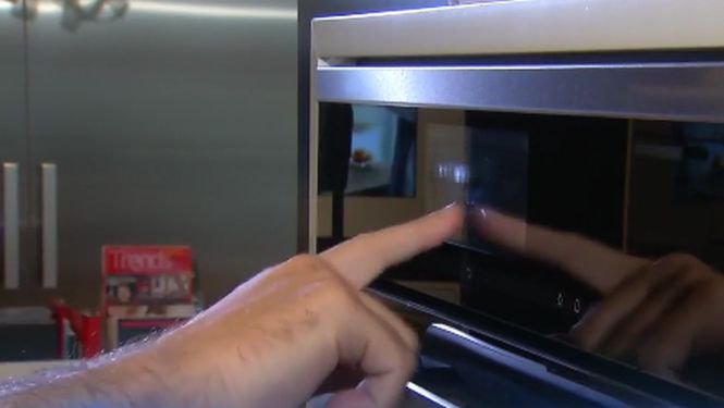 Cum arată cuptorul smart care ține loc de carte de bucate și ce știe să facă - VIDEO