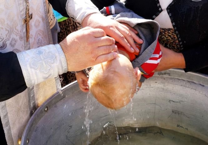 Ce se întâmplă cu preotul care a bruscat un bebeluș în timpul botezului