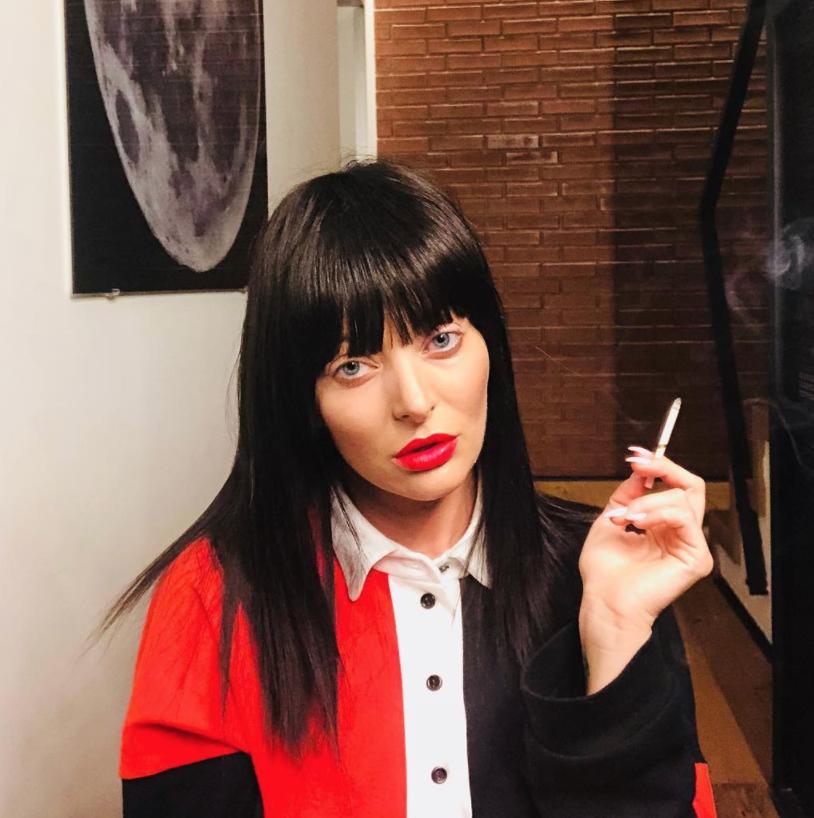 Delia s-a pozat cu tigara in mana! Ce i-a spus un fan si raspunsul ei genial 488699