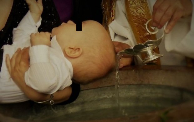 Detaliul cunoscut de puțini creștini. Când mai poate fi schimbat numele copilului dat în clipa scufundării în apă la botez