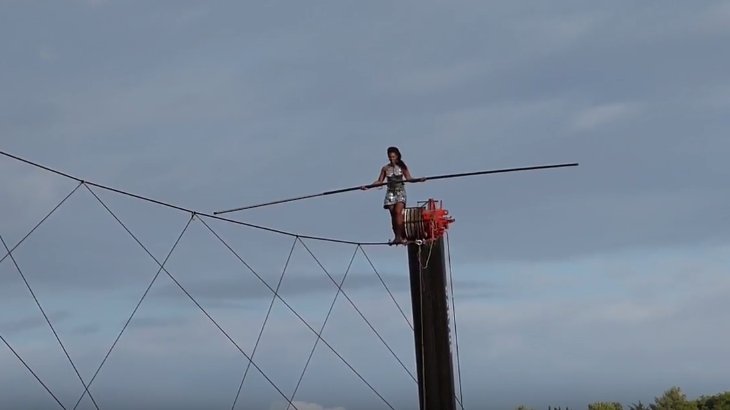 Spectacol la 40 de metri înălțime. Performanța unei femei i-a uimit pe toți  - VIDEO