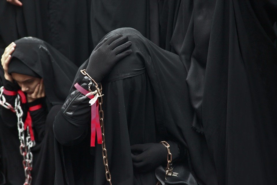 Două femei din Arabia Saudită s-au certat pe WhatsApp. Pedeapsa pe care au primit-o întrece orice imaginație