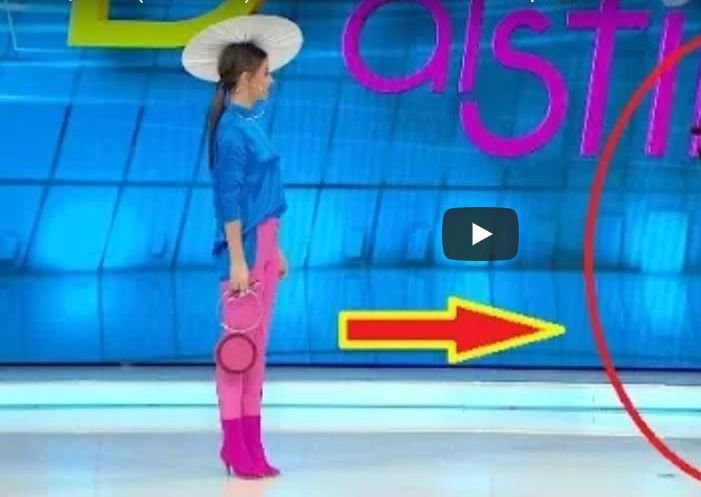 O prezentatoare TV din România și-a ridicat fusta în timpul emisiunii și i s-a văzut lenjeria intimă. Cine este moderatoarea care a apărut și în presa britanică - VIDEO