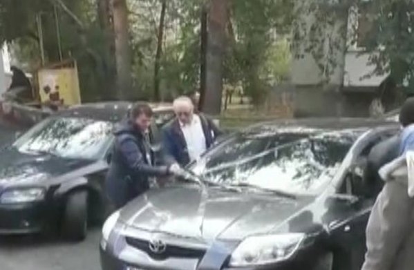 A parcat unde nu trebuia într-o zona din Suceava și când a ieșit și și-a văzut mașina a scos telefonul instant să filmeze