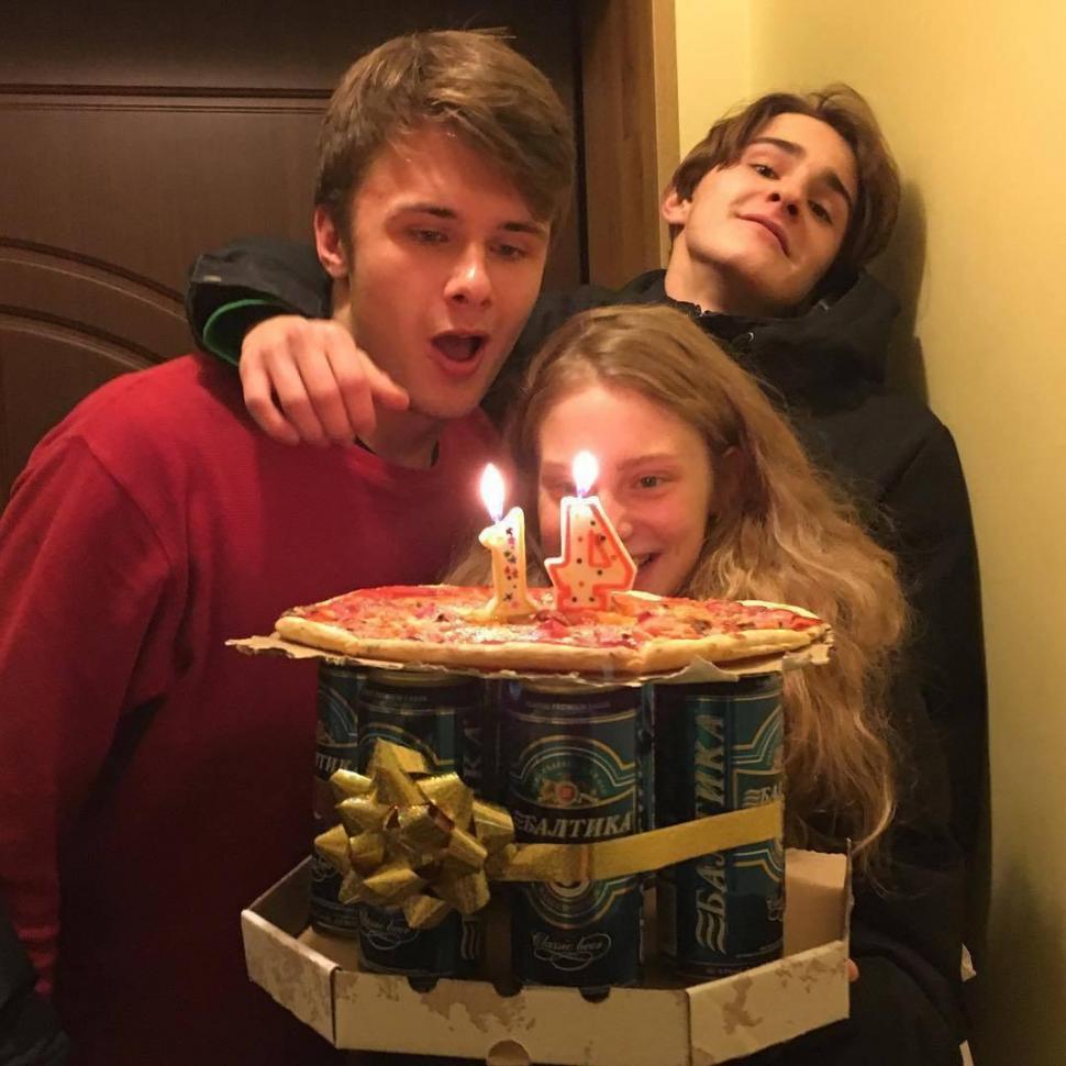 Au făcut o mică petrecere pentru a sărbători împlinirea a 14 ani! Cum a arătat tortul este de-a dreptul inedit 488966