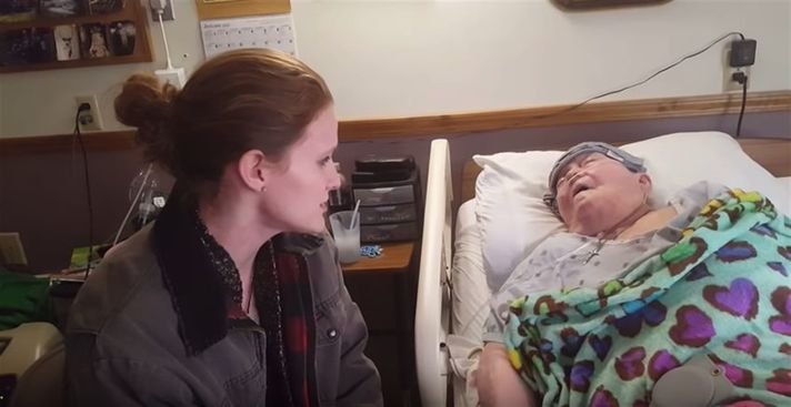 Era pe patul de moarte, iar o asistentă s-a strecurat în camera ei și a făcut ceva care i-a făcut și pe medici să plângă - VIDEO